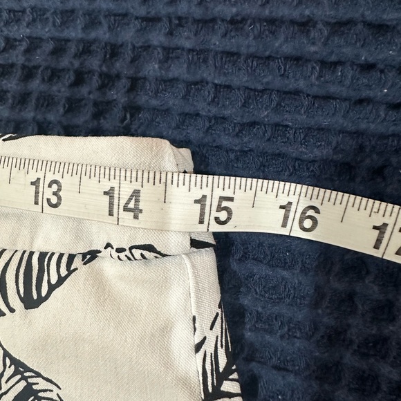 White with Black pattern Mini Skirt with pockets, size 6 - Picture 8 of 9